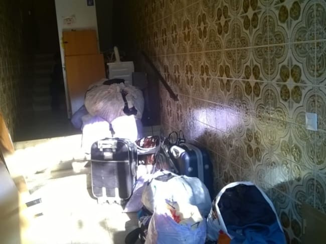 Enseres de la familia en la entrada del bloque.