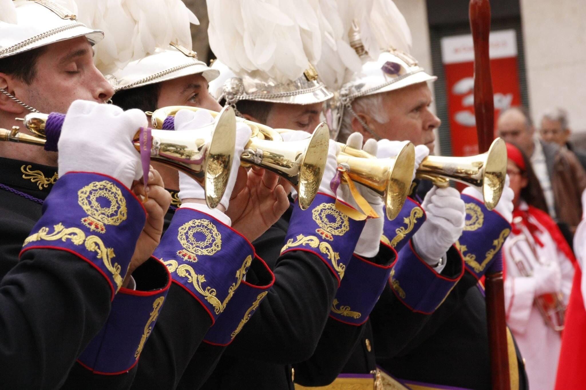 Detalle de las cornetas de la banda Coronación de Espinas de Burgos