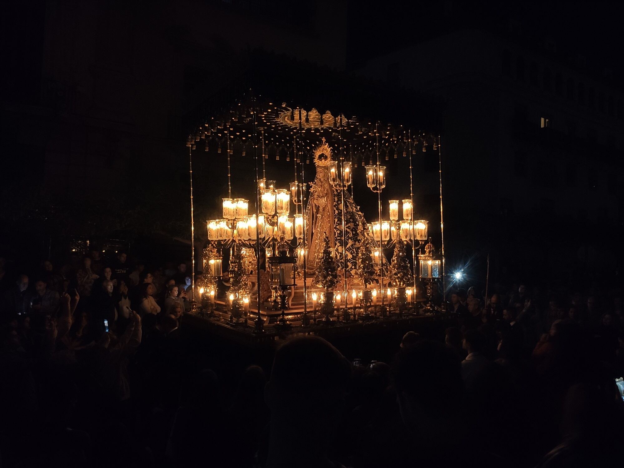 La Virgen del la Cofradía del Silencio, bajo palio, y en la penumbra de la noche del Martes Santo jiennense