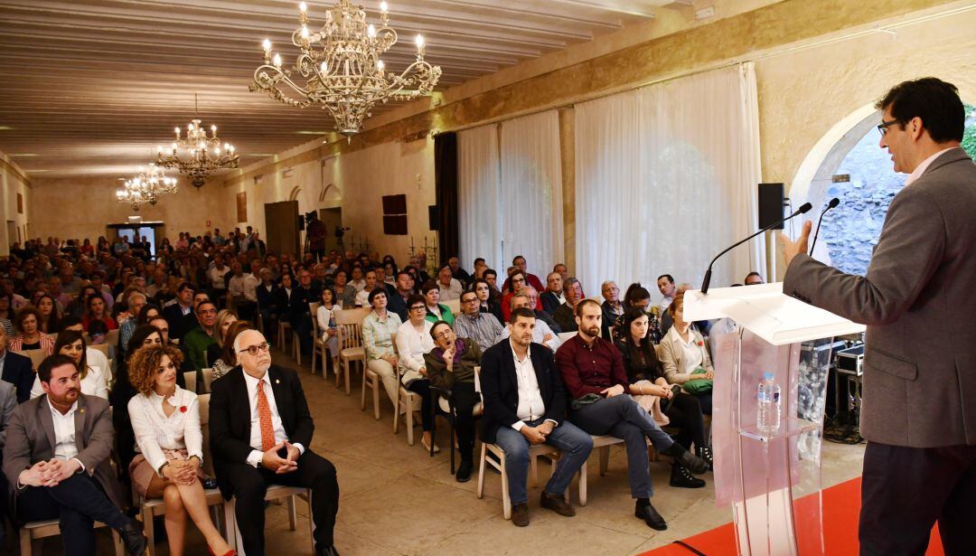 Acto de presentación de la candidatura del PSOE de Manzanares en el salón de actos del Castillo de Pilas Bonas