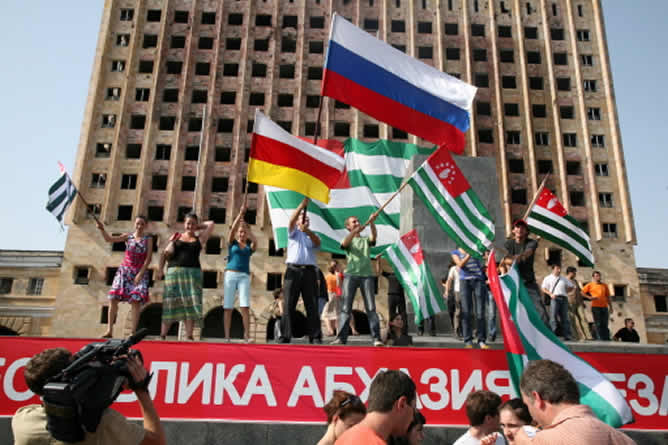 Cientos de personas celebran en las calles de Sukhumi el reconocimiento ruso a la independencia de Osetia del Sur y Absajia