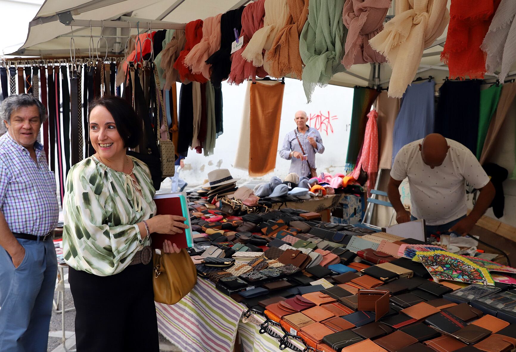 Nela García durante una visita a los comerciantes de Parada y Barreto