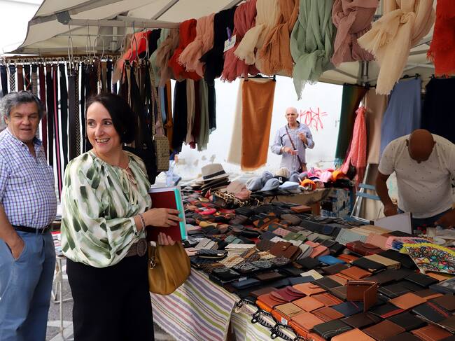 Nela García durante una visita a los comerciantes de Parada y Barreto