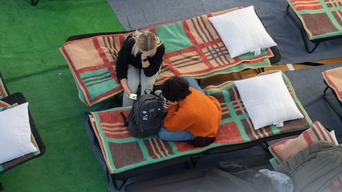 "La hermana de mi mujer se ha quedado con su marido en Ucrania pero nos pidió que recogiéramos a las niñas"