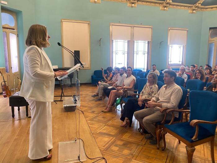 La consejera ante los jóvenes que desarrollan sus proyectos empresariales en la provincia de Huesca