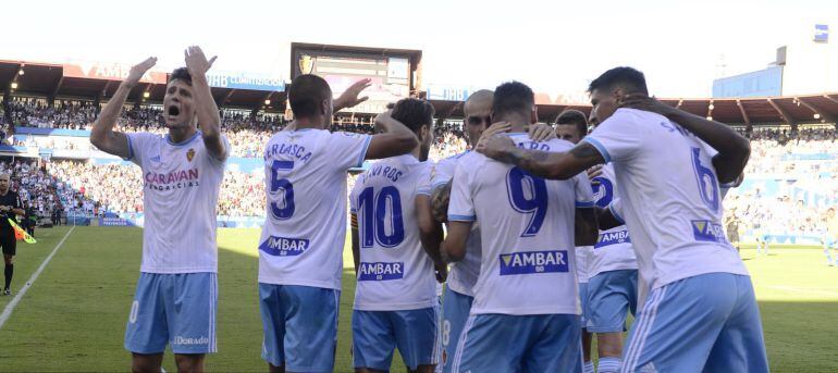 Los jugadores del Real Zaragoza celebran el gol de Álvaro Vázquez (1-0) contra la UD Las Palmas