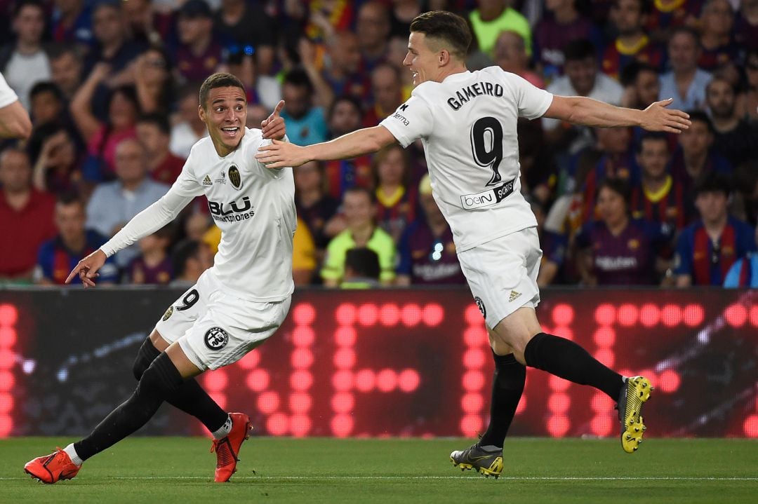 Gameiro y Rodrigo celebran un gol ante el FC Barcelona