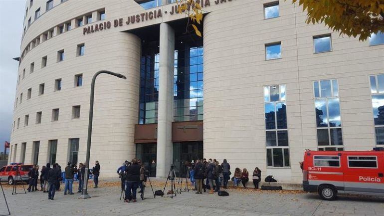 Palacio de Justicia durante el juicio por violación grupal en Sanfermines