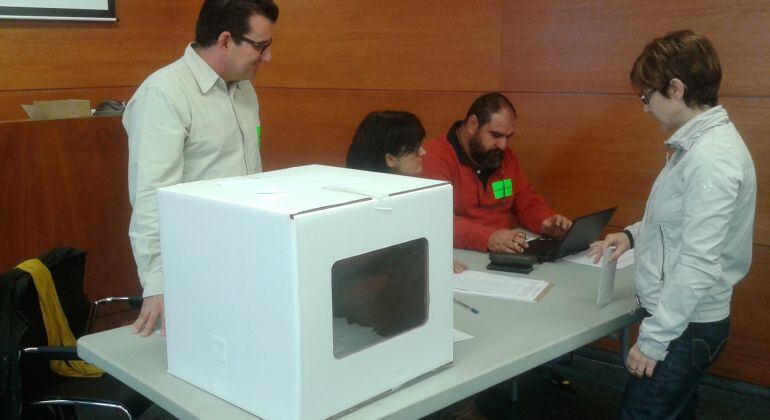 Una de les dues meses que hi ha al 'Casal Cultural' de Benavent de Segrià