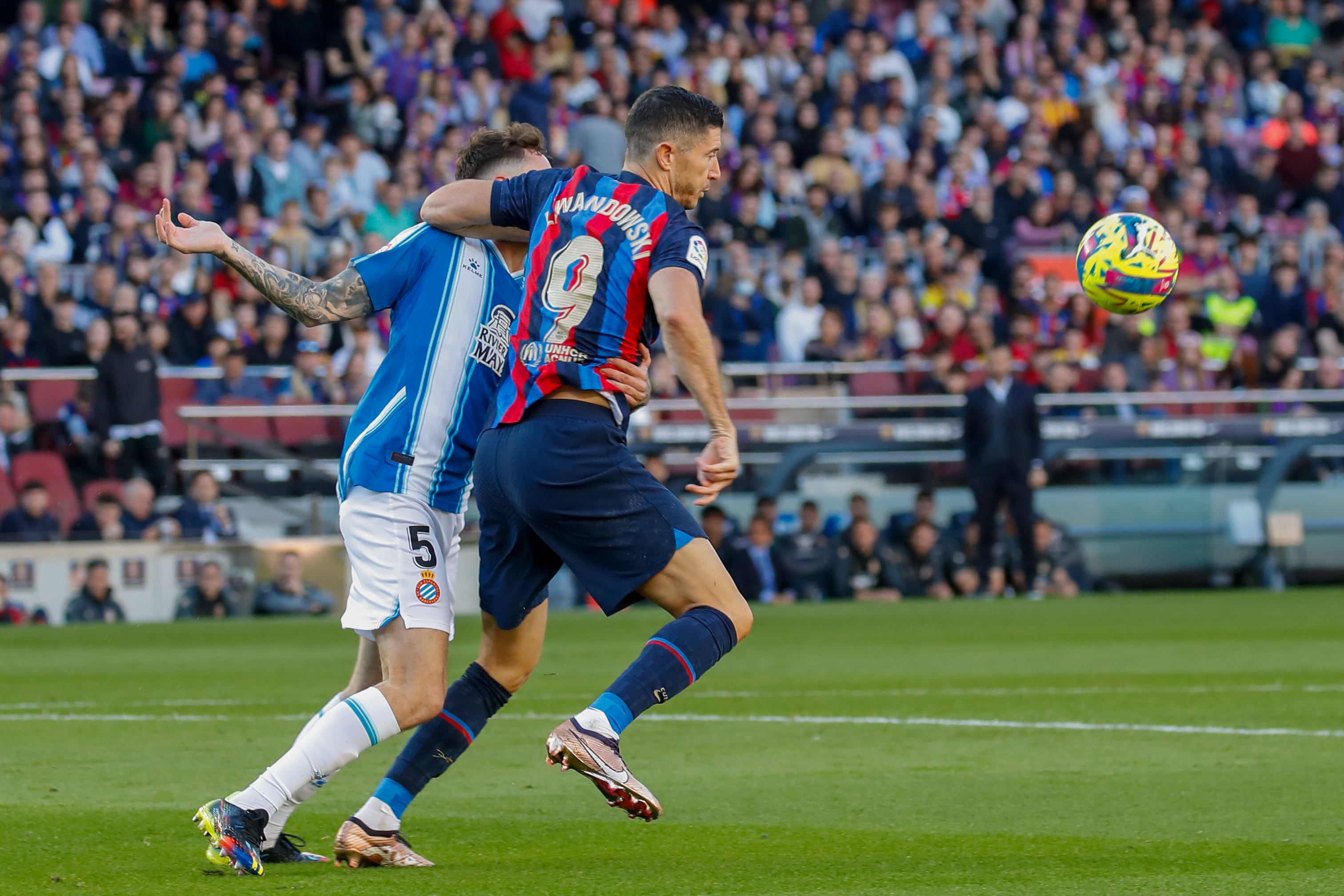 BARCELONA, 31/12/2022.- El delantero polaco del FC Barcelona Robert Lewandowski (d) pelea un balón con Fernando Calero, del RCD Espanyol, durante el partido de LaLiga Santander disputado este sábado en el estadio Spotify Camp Nou de Barcelona. EFE/Marta Pérez
