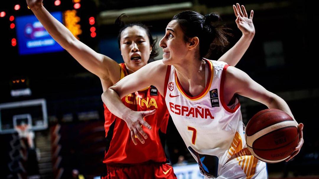 Alba Torrens en una disputa hacia canasta