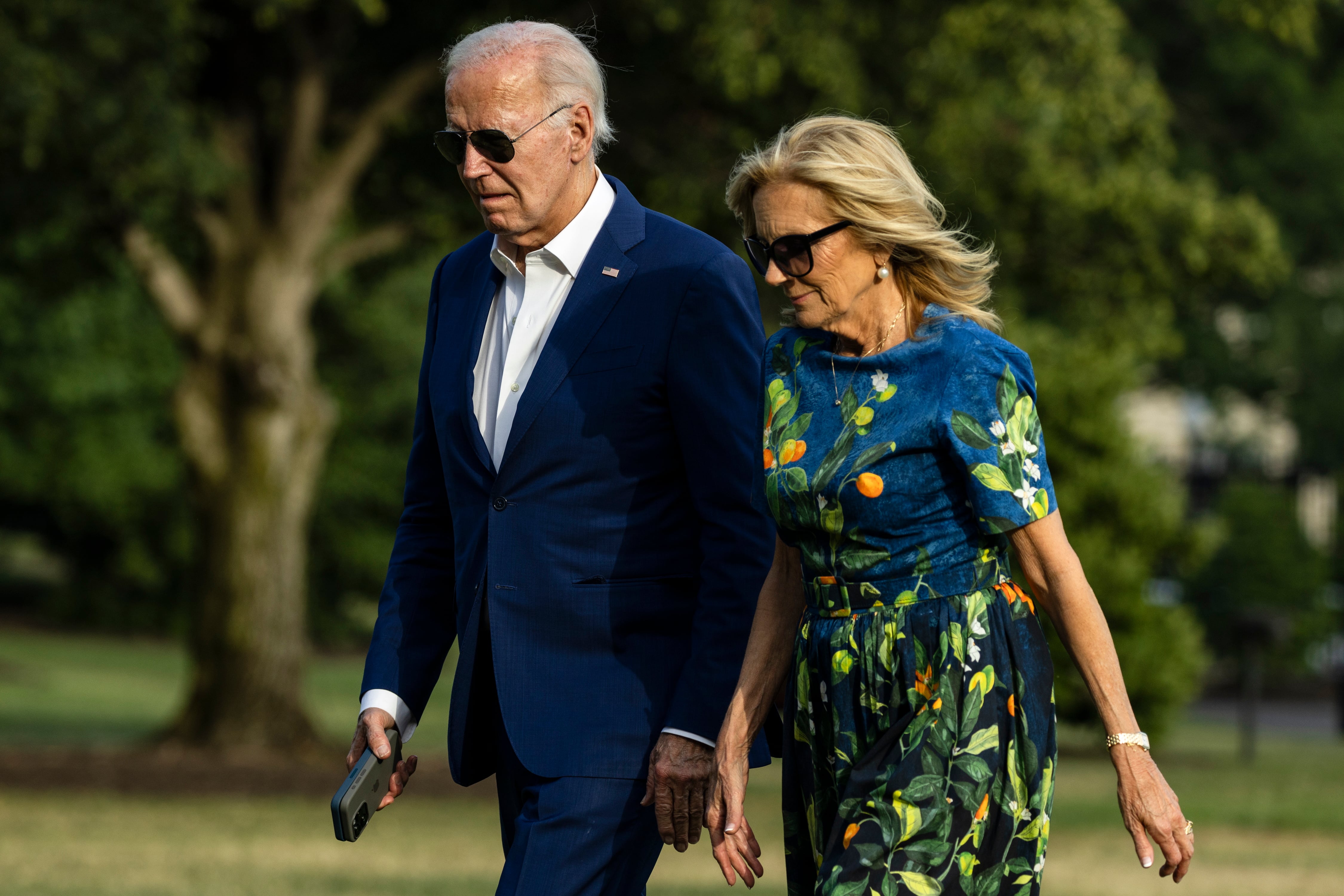 El presiden de EEUU, Joe Biden, y su mujer, Jill Biden, se dirigen hacia la Casa Blanca en Washington.