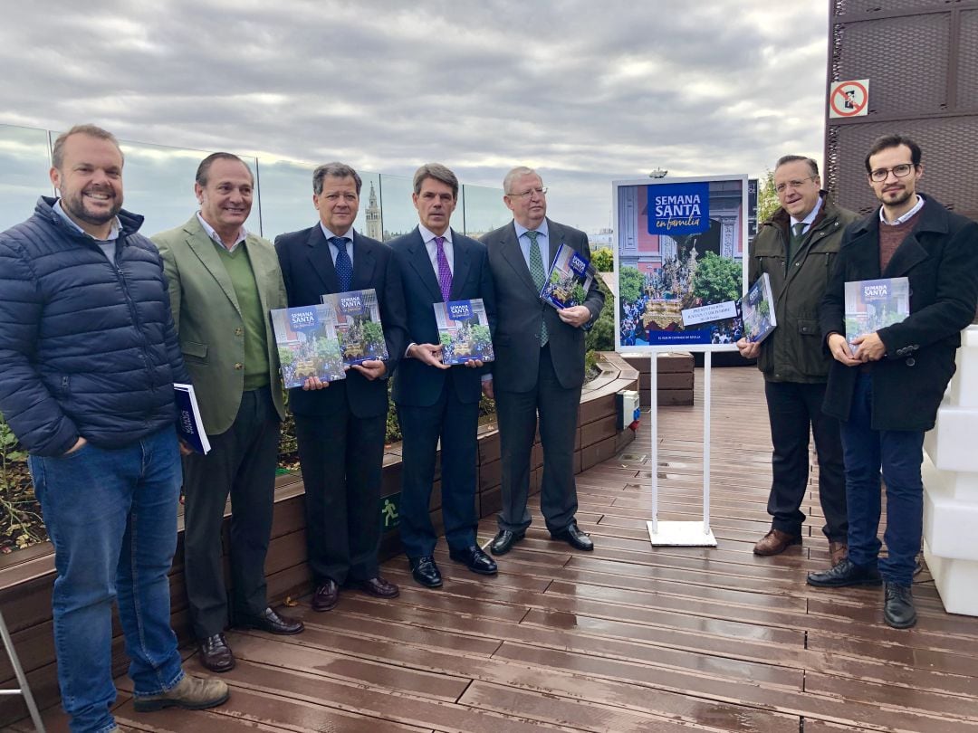 Algunos de los fotógrafos que han participado en la edición del Libro junto a Santiago Arenado, director de la Revista Sevilla Cofradiera; Pedro Cruz, director de El Corte Inglés de El Duque y Francisco Vélez, presidente del Consejo de Hermandades y Cofra