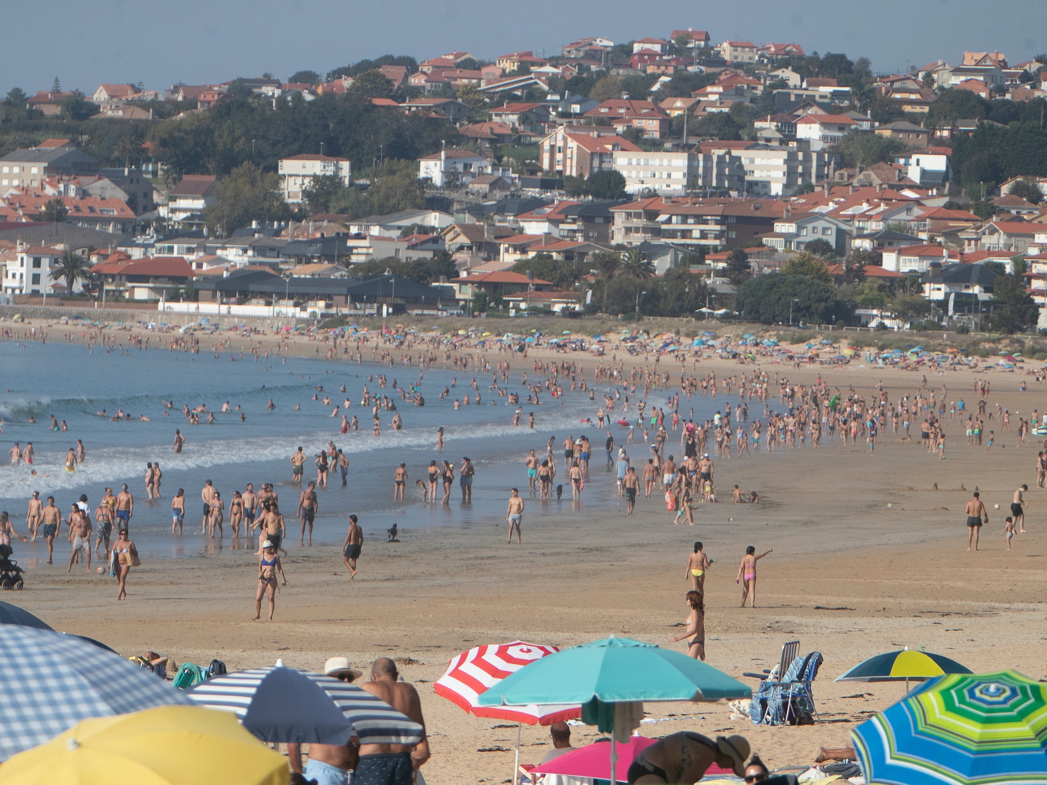 Cientos de personas se han acercado este sábado a la playa América de Nigrán para disfrutar de las altas temperaturas registradas en Galicia.