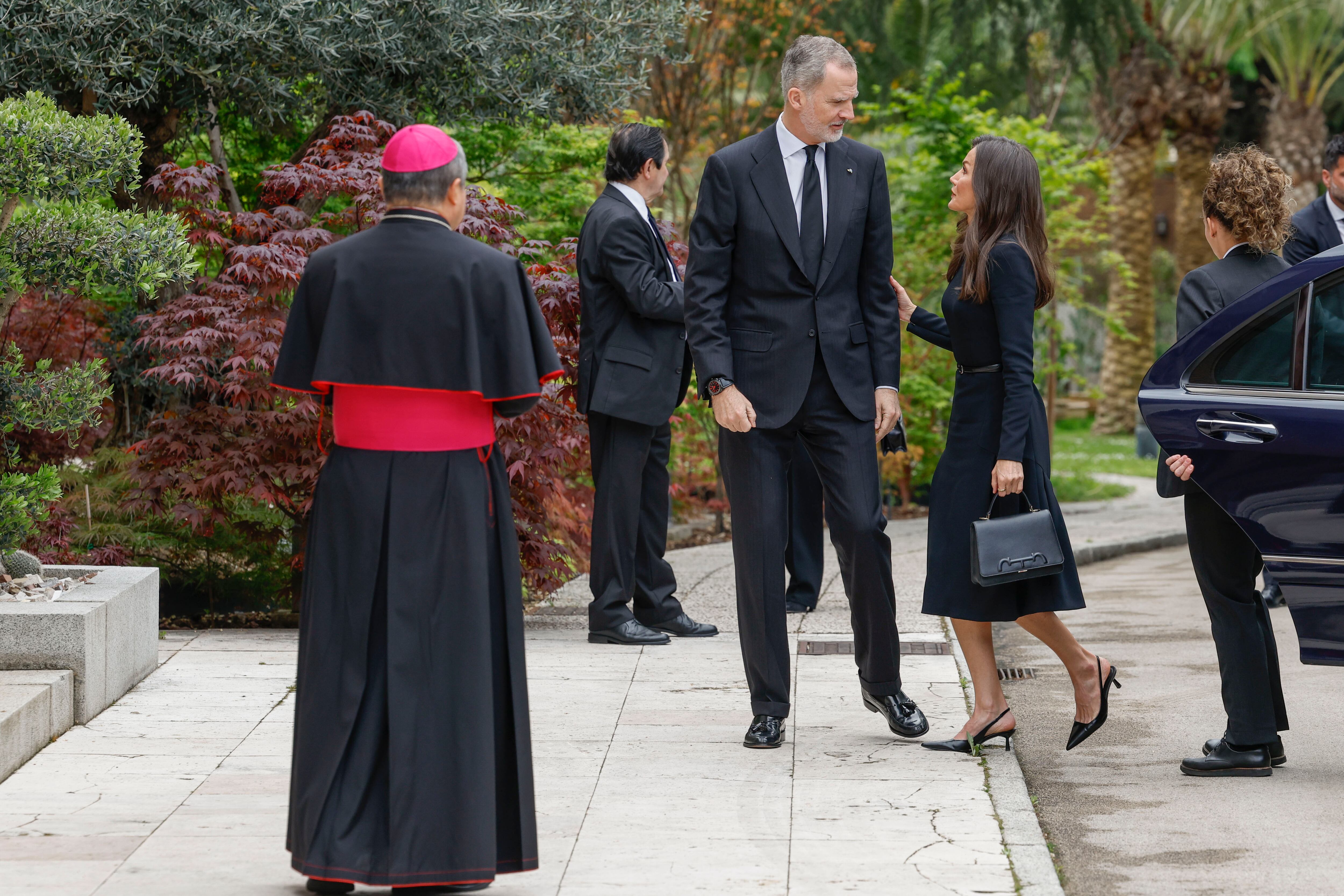 MADRID, 22/04/2025.- Los reyes, Felipe VI y Letizia, son recibidos por el nuncio apostólico, Bernardito Auza, a su llegada a la Nunciatura Apostólica en Madrid para firmar en el libro de condolencias abierto este martes para expresar el pésame por la muerte del papa Francisco, fallecido ayer lunes. EFE/ Juan Carlos Hidalgo
