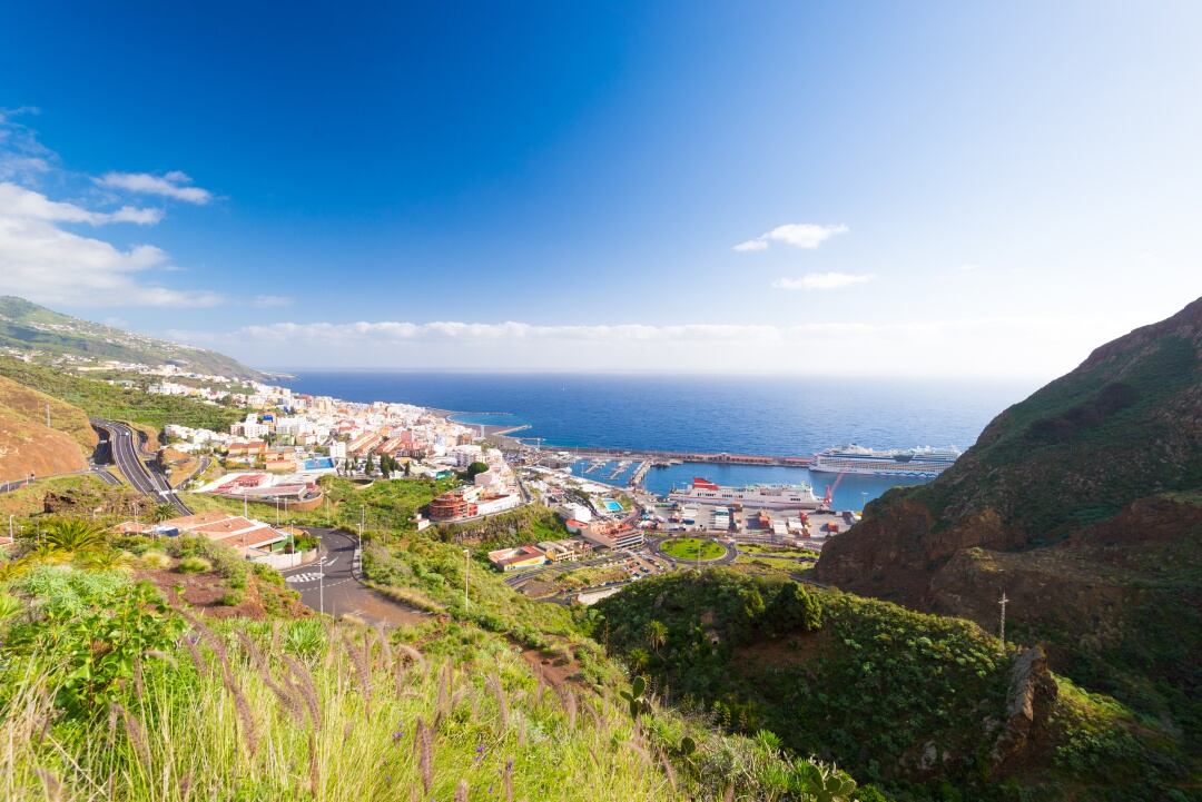 La ciudad de Santa Cruz de La Palma y, al fondo, su puerto, uno de los principales motore del desarrollo de ese núcleo poblacional