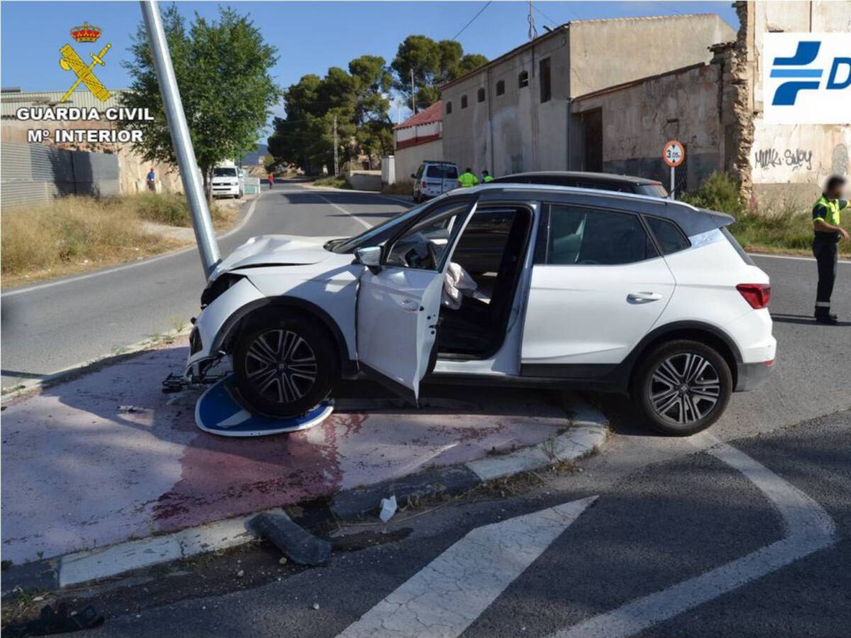 La Guardia Civil investiga en Elda a un conductor que tras un accidente se dio a la fuga