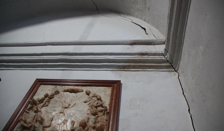 L&#039;esquerda travessa l&#039;església del poble. 