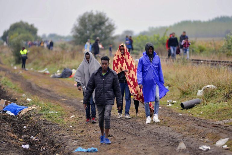 Refugiados a su llegada a un centro para refugiados en Roszke, Hungría