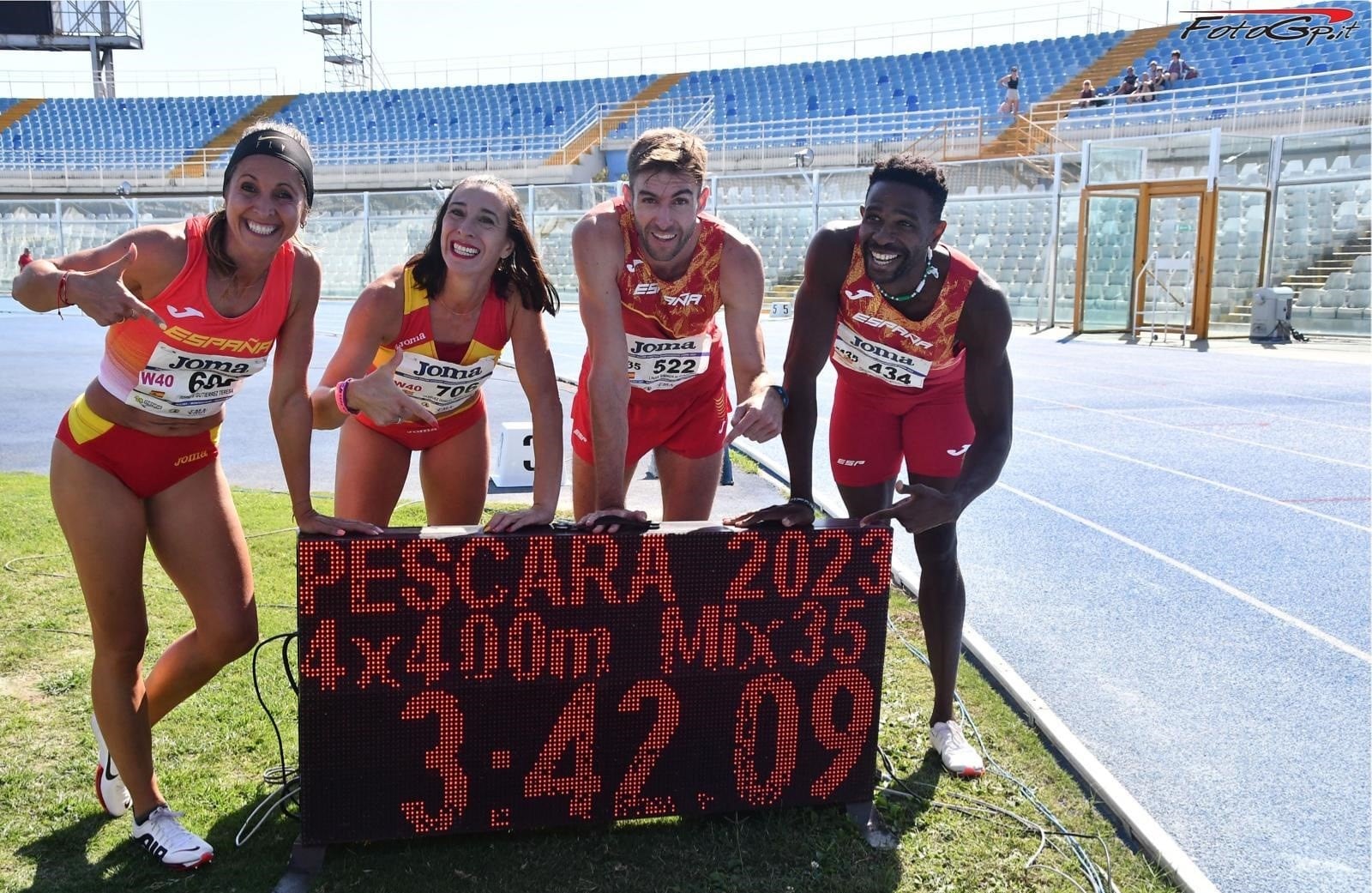 El equipo del 4x400 mixto en el europeo