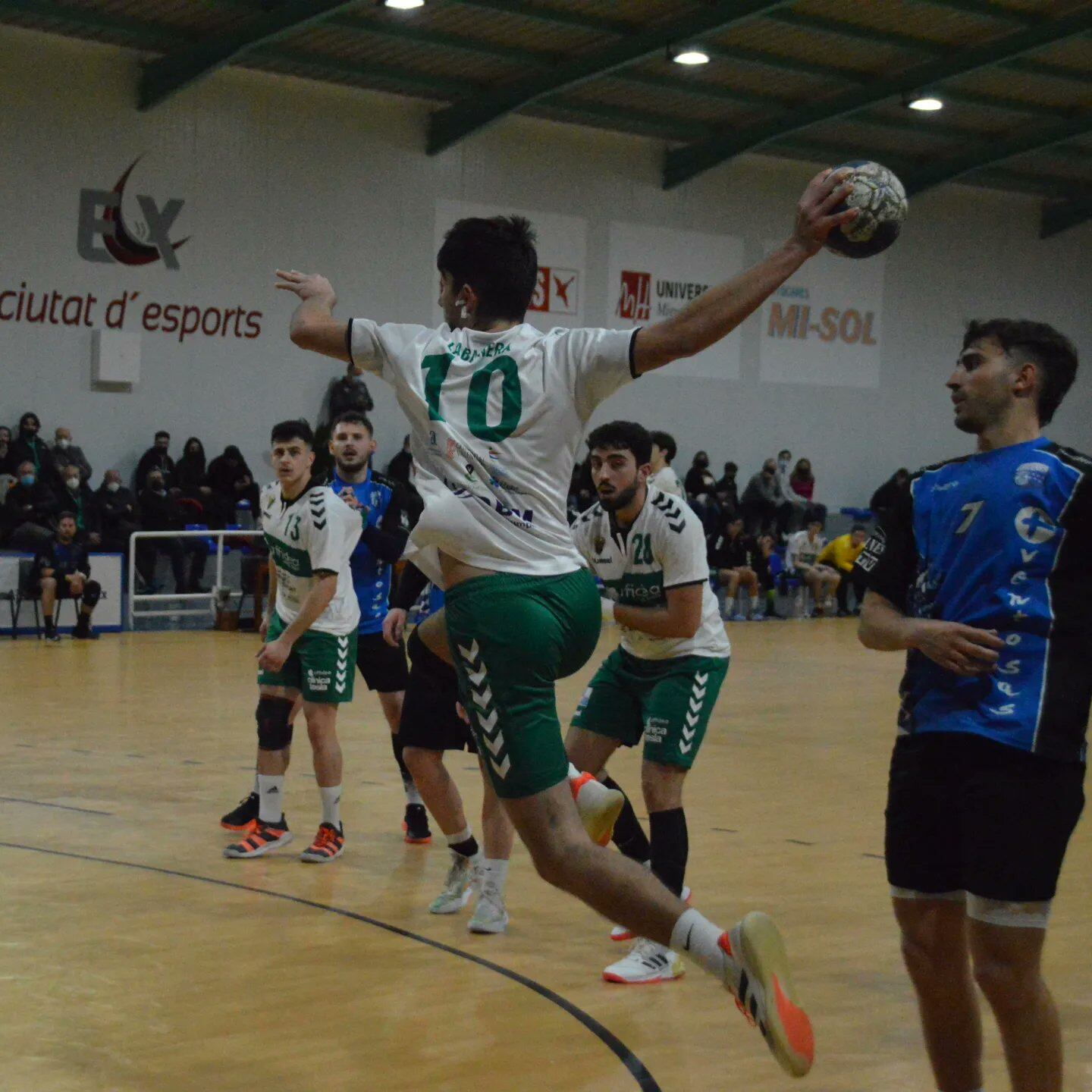 El jugador del Elche Adrián Labañera lanza a portería en el partido ante el Leganés
