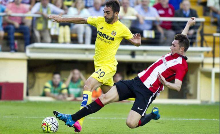 Adrián López pelea por un balón ante el Athletic en El Madrigal