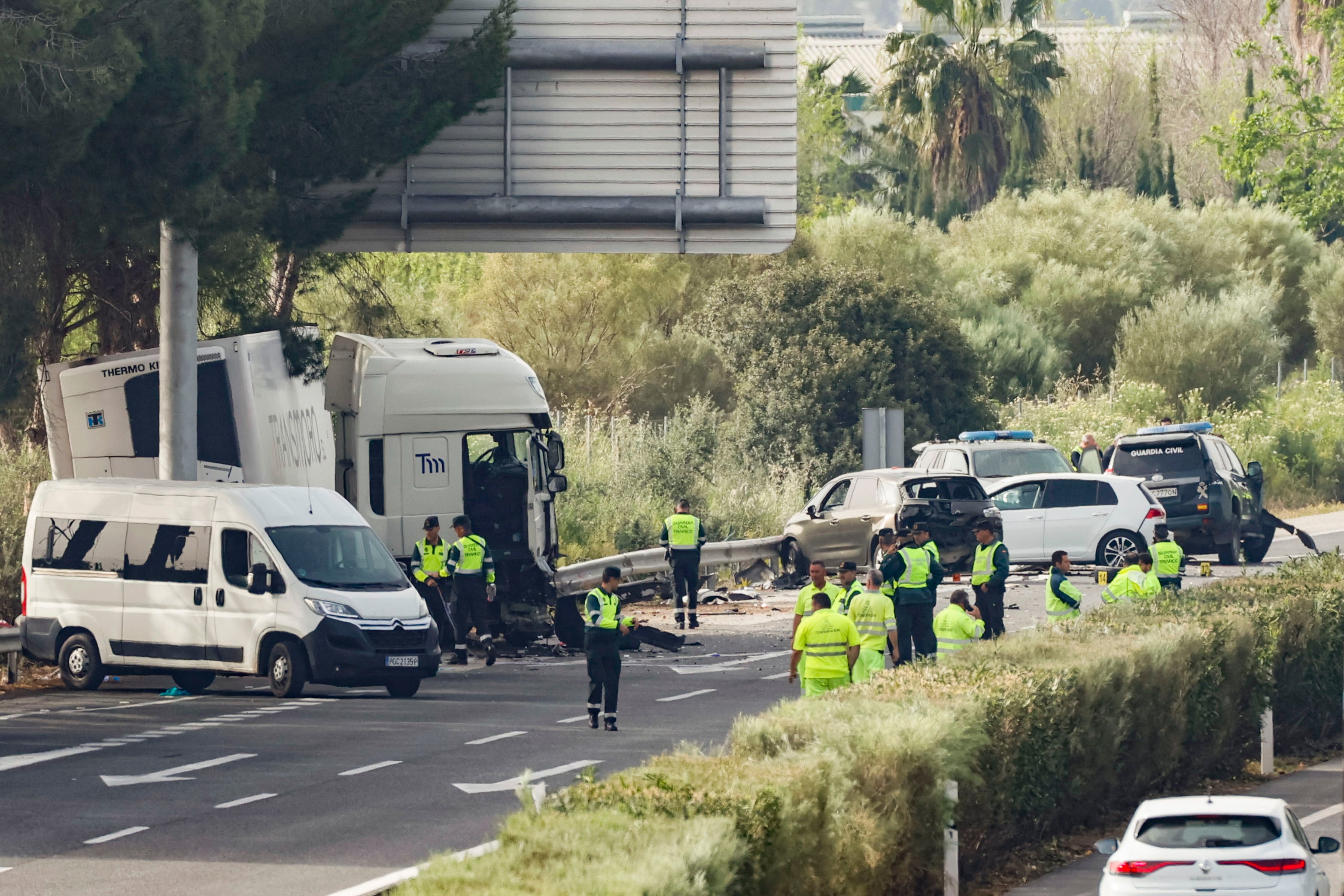 SEVILLA, 19/03/2024.- Los guardias civiles miembros del Grupo de Acción Rápida (GAR) que fueron arrollados esta madrugada por un camión articulado en la AP-4, a la altura de Los Palacios y Villafranca (Sevilla), realizaban un control habitual contra el narcotráfico. El atropello, que según las primeras pesquisas no parece intencionado, ha causado la muerte de dos agentes de los GAR, el cabo primero Eneko Lira Gómez, y el guardia civil Juan Jesús López Álvarez, según han indicado a EFE fuentes del instituto armado. Otros cuatro civiles han muerto y tres agentes más de los GAR han resultado heridos graves. EFE/ Jose Manuel Vidal
