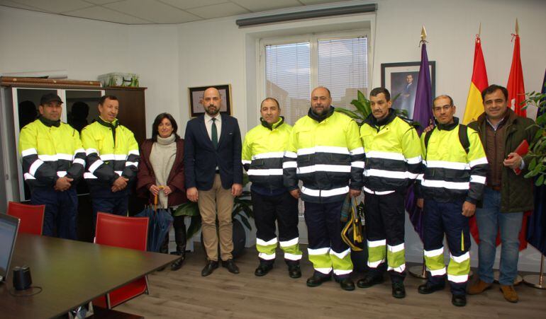 El alcalde Jorge García (de traje en el centro) junto a algunos de los trabajadores uniformados del programa de inserción