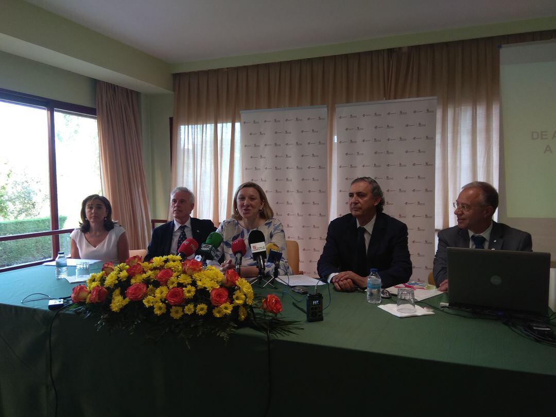 La Consejera de Familia durante su visita a la Residencia Puente de Hierro