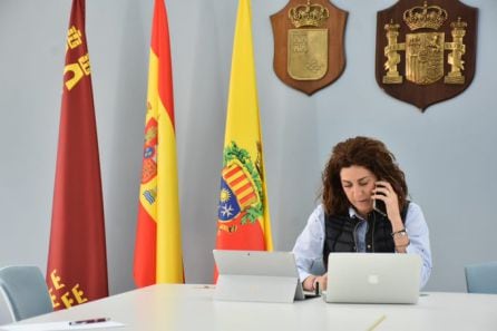 Patricia Hernández, alcaldesa de Archena, realizando gestiones desde su despacho en la alcaldía