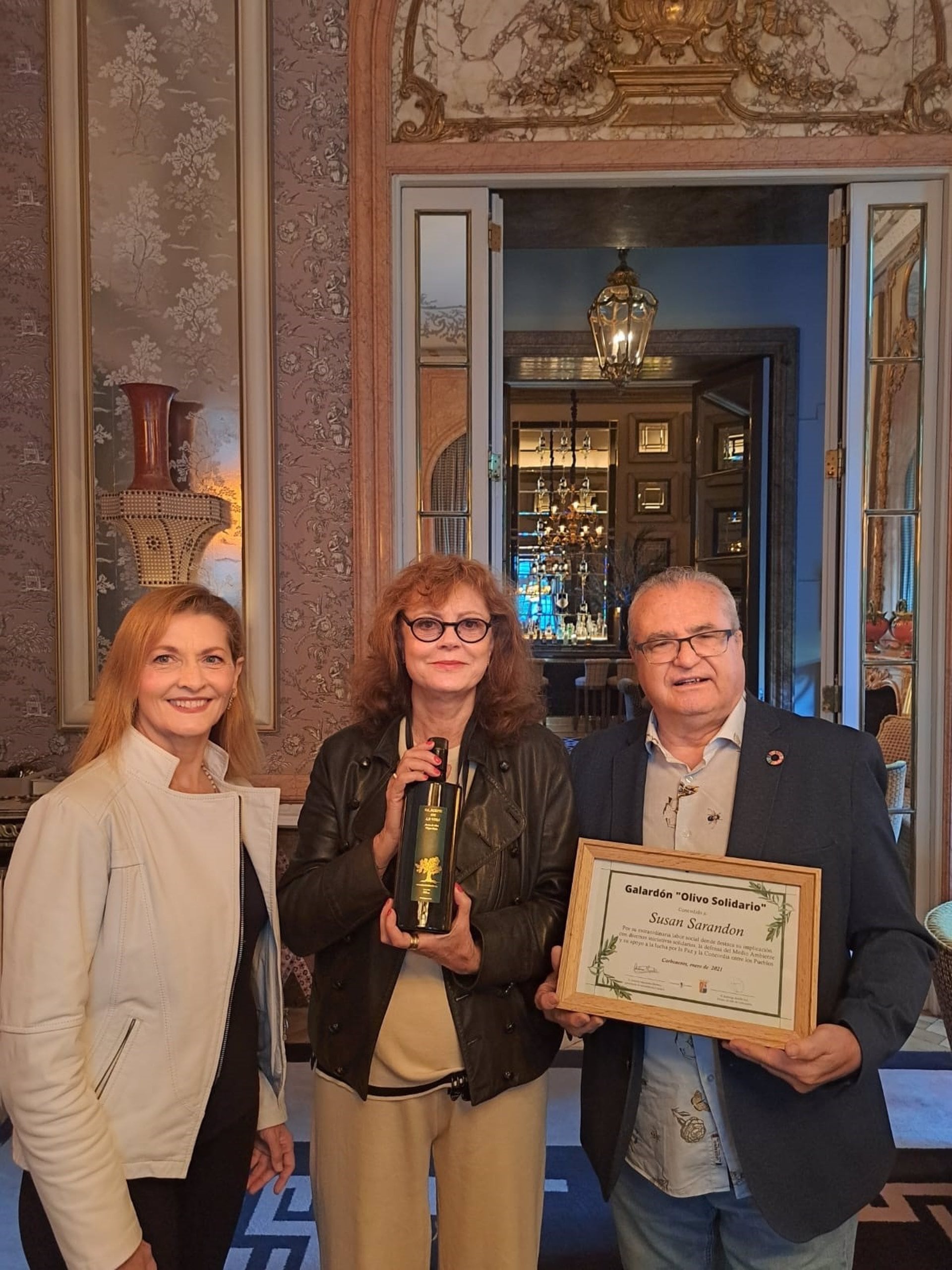 Susan Sarandon junto a Antonio Mayoralas y Azucena de la Fuente en Carboneros