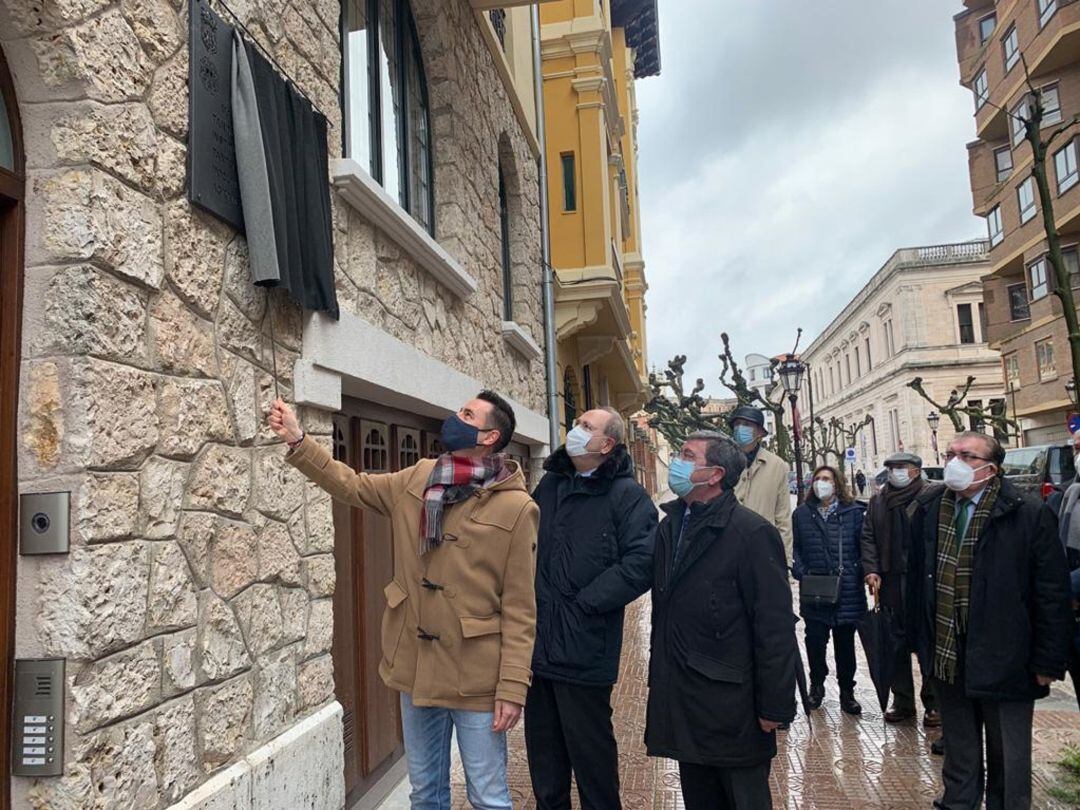 El alcalde de Burgos, Daniel de la Rosa, el director de la Institución Fernán González, José Manuel López y el presidente de la Diputación, César Rico, descubren la placa en homenaje a Eulalia Cáceres y Manuel Machado en el lugar que ocupó la pensión dond