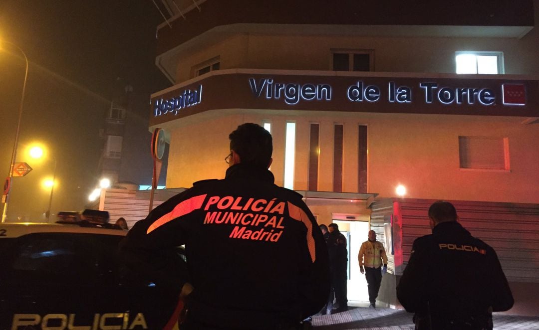 Agentes de Policía Municipal y Nacinoal en el hospital donde falleció la víctima esa misma noche