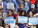 Delegados sostienen carteles durante el discurso del excandidato a la presidencia de Estados Unidos y senador por Vermont, Bernie Sanders.