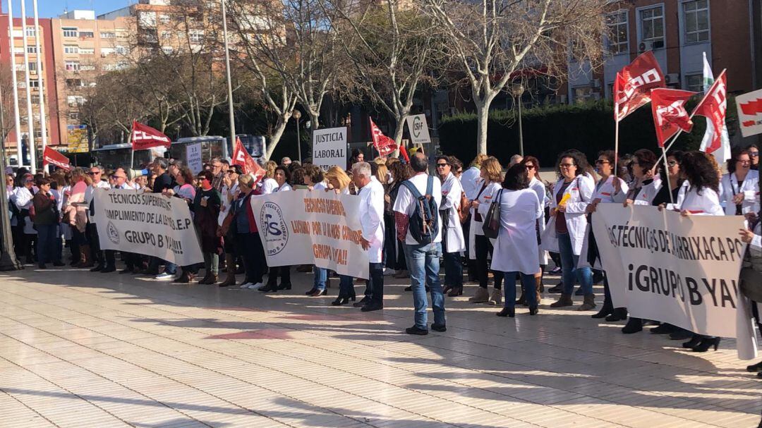 Miembros de la Plataforma Técnicos Superiores protestando en la Asamblea
