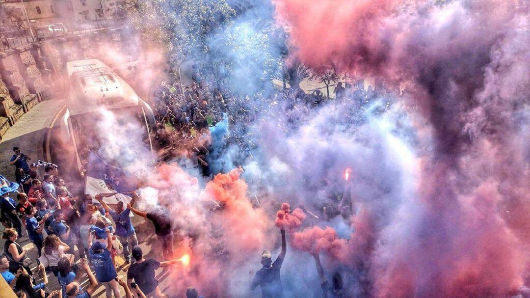 Imagen del recibimiento a los jugadores por parte de la afición azulilla