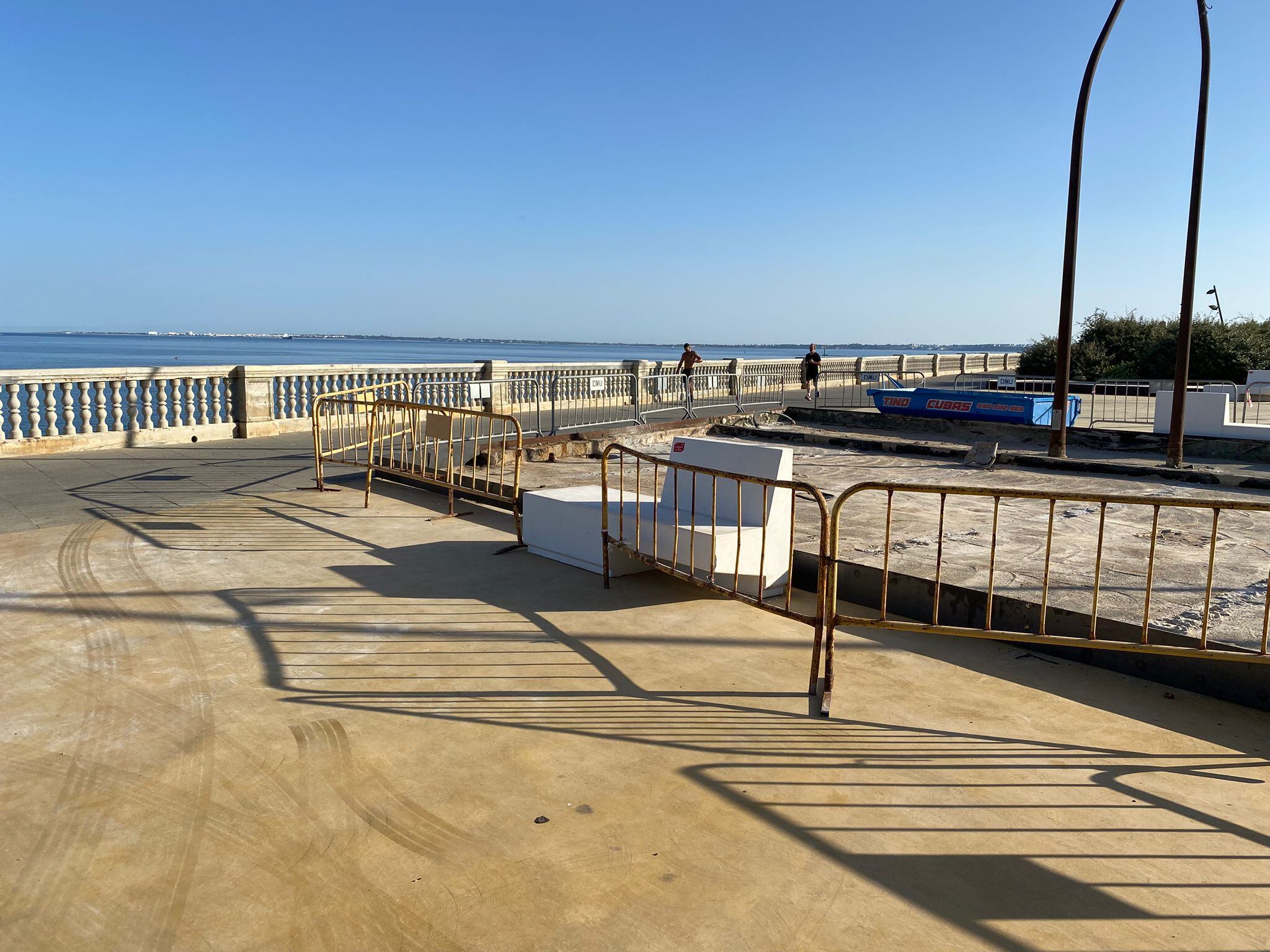 Instalación de nuevos bancos en el Paseo de Santa Bárbara