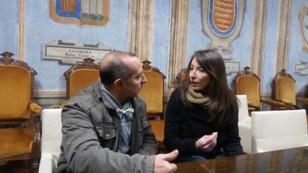 Isabel Fernández charla con el que fue su entrenador en Medina del Campo, José Antonio Alonso