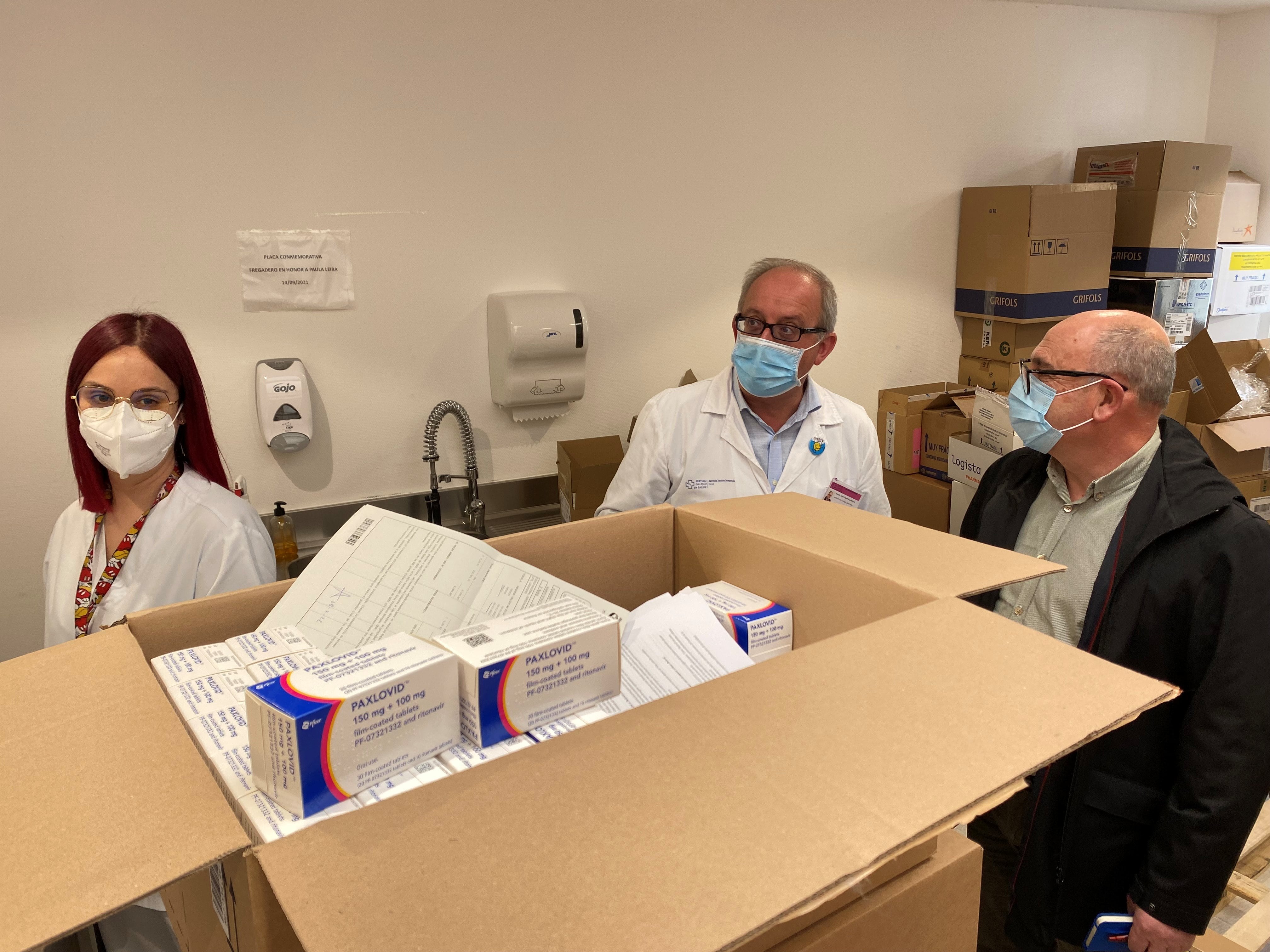 Ángel Facio, gerente del Área Sanitaria de Ferrol, en la recepción de las unidades