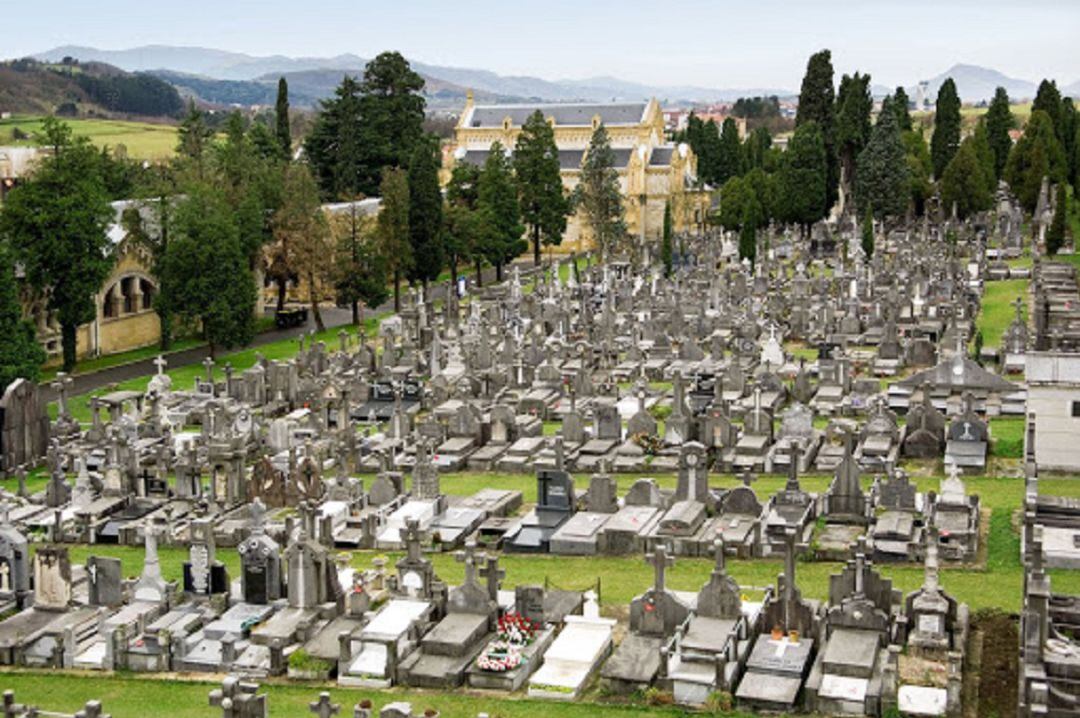 El Ayuntamiento de Bilbao ha acordado cancelar por completo la asistencia los entierros, cremaciones y las despedidas civiles en el cementerio municipal de Derio, de los fallecidos a causa del coronavirus Covid-19, como medida de seguridad para evitar contagios durante las exequias fúnebres.