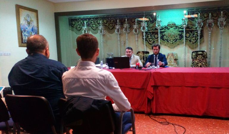 El hermano mayor de La Estrella, Manuel González Moreno, a la izquierda, junto al arquitecto Manuel Heredia Martínez durante la rueda de prensa