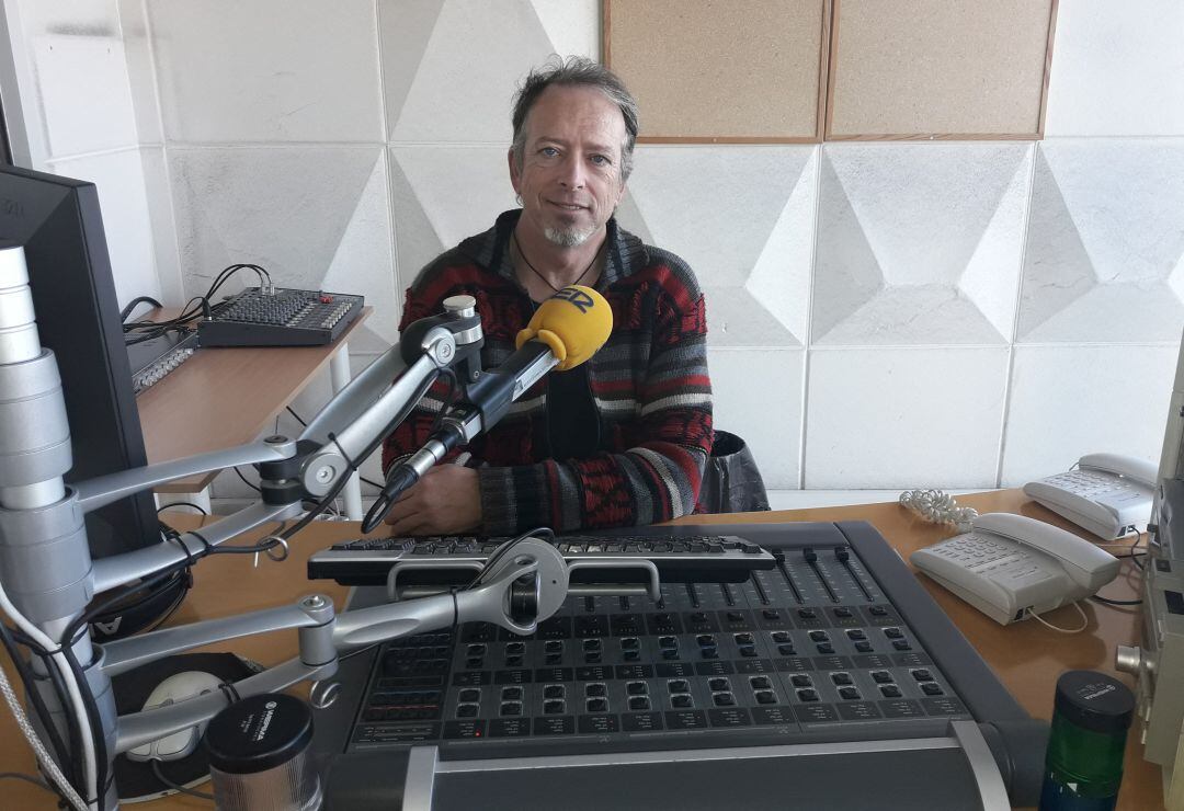 Jorge Garzón en los estudios de Radio Santander.