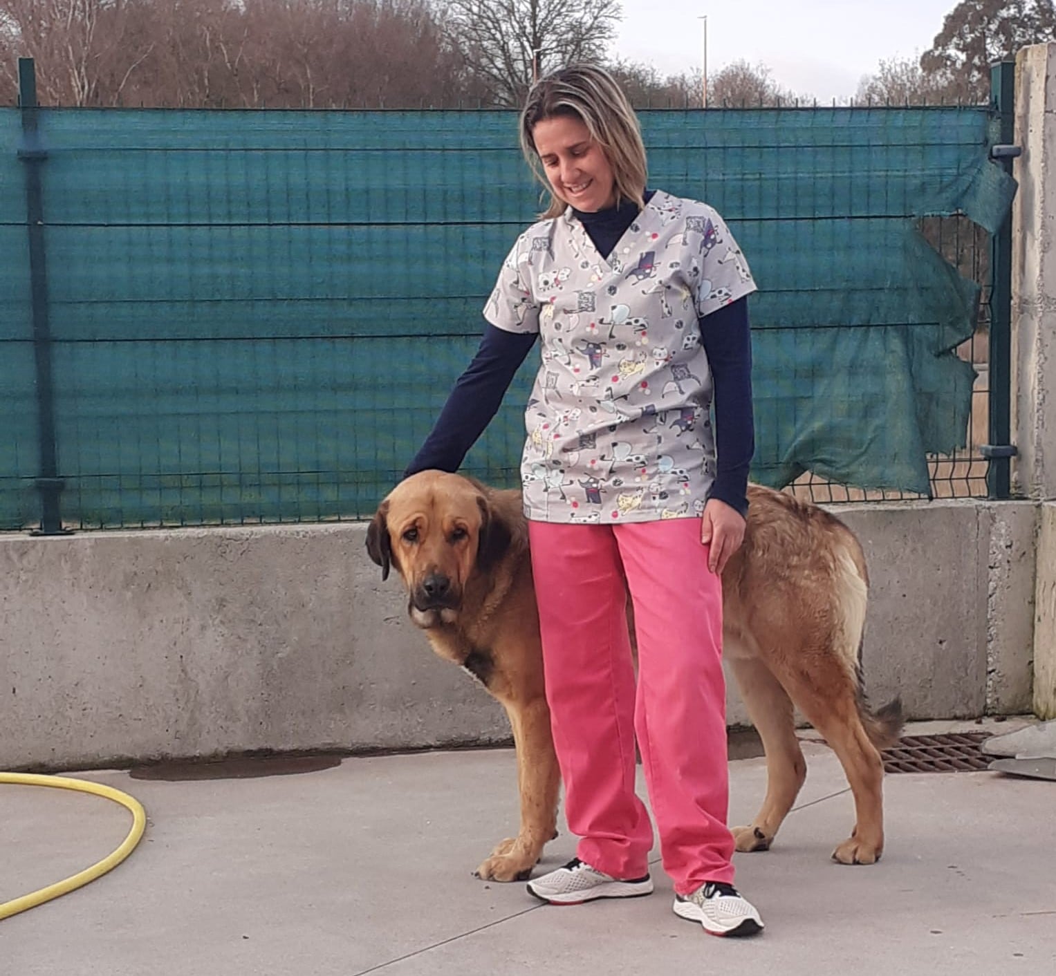 Rebeca, en la clínica Friol, junto al perro Santiago