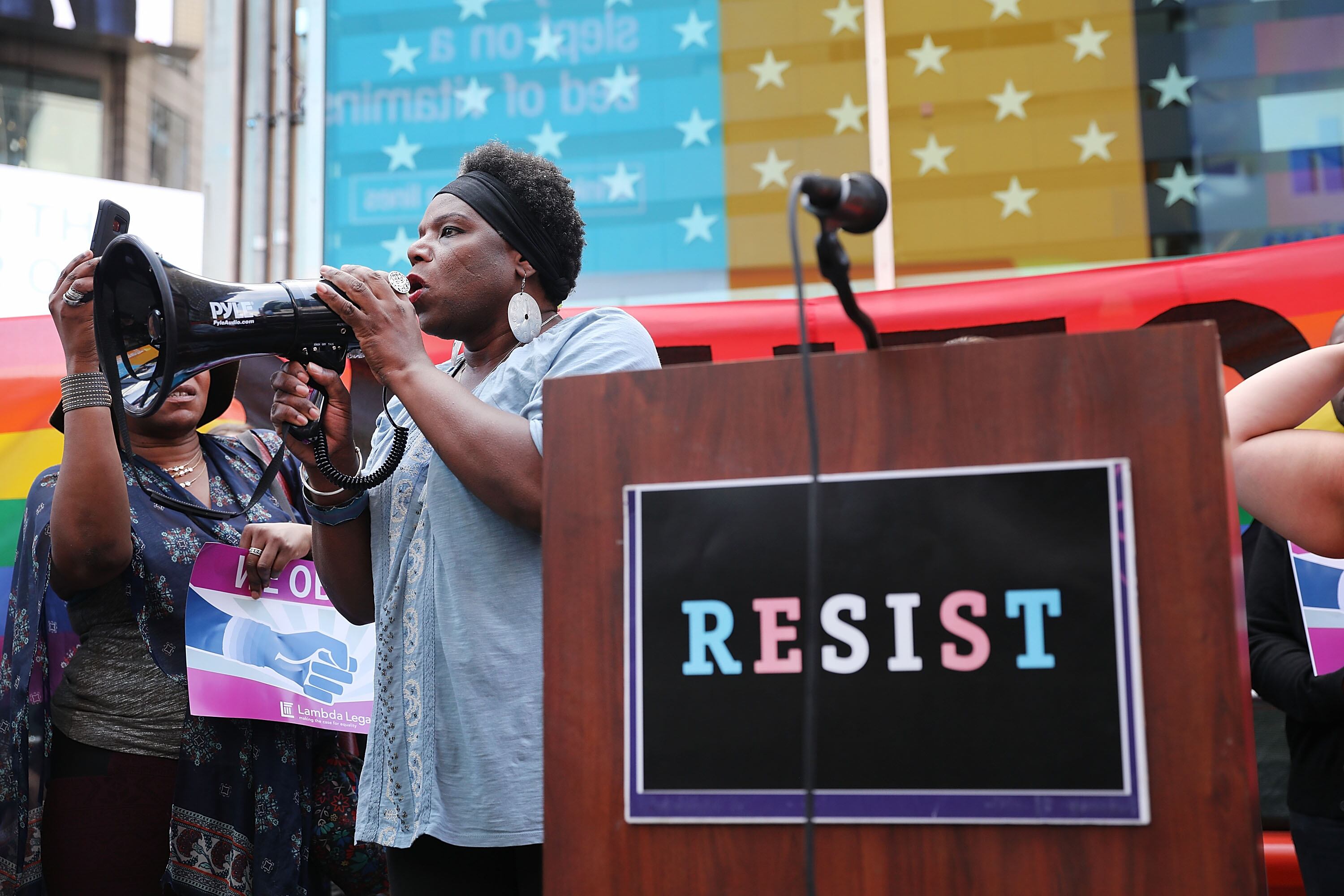 Tanya Walker, veterana del Ejército de Estados Unidos y activista trans, en una protesta contra Trump en Times Square