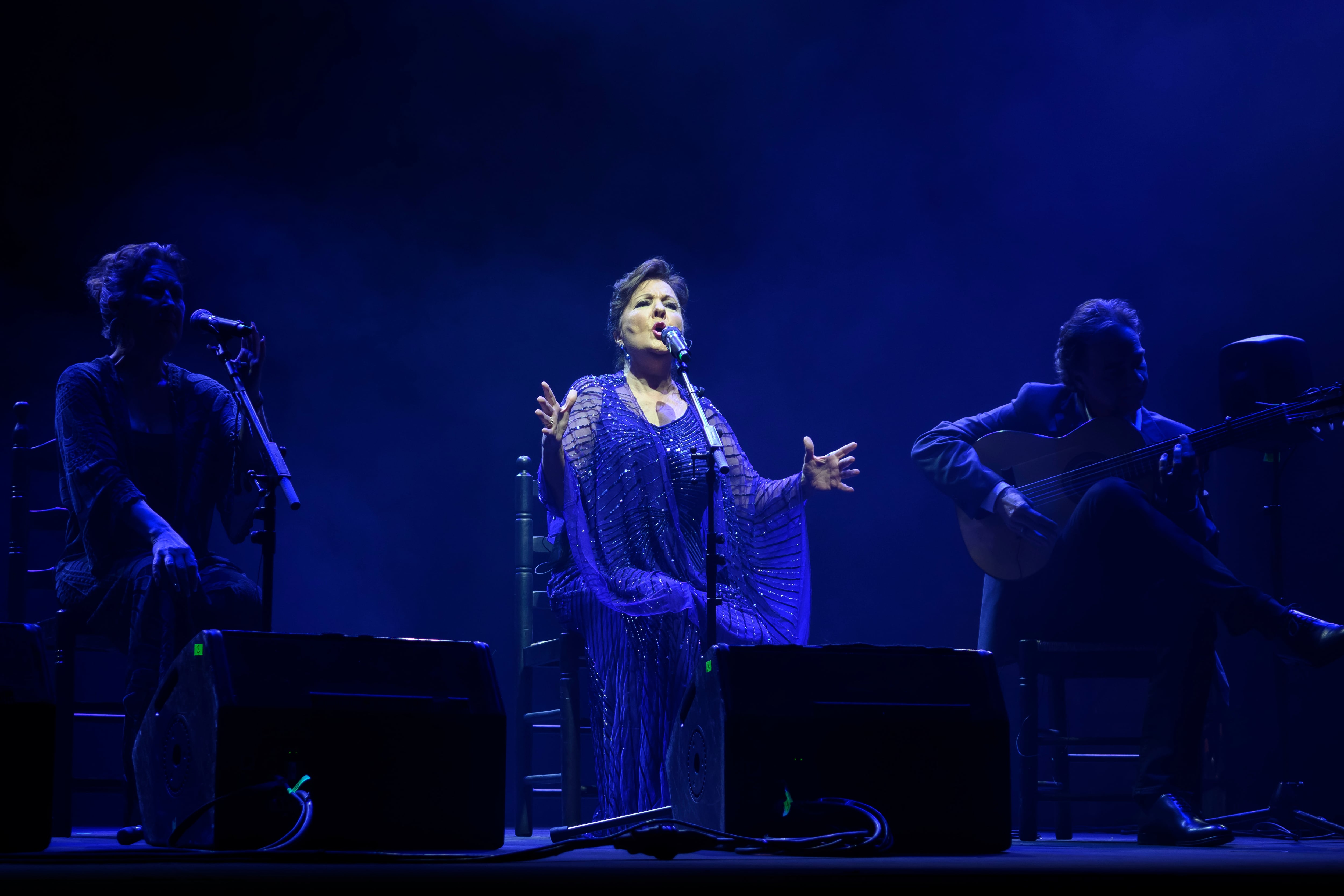 La cantaora Carmen Linares ha sido la encargada de abrir el espectáculo &quot;El flamenco es universal&quot;, este lunes en la Plaza de España de Sevilla. EFE/Raúl Caro