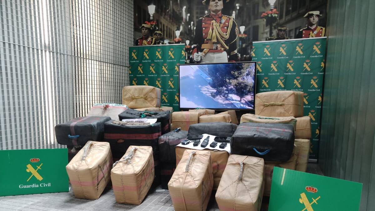 Los 26 fardos de hachís arrojados al mar por la narcolancha tienen un valor en el marcado entre 5 y 13 millones de euros