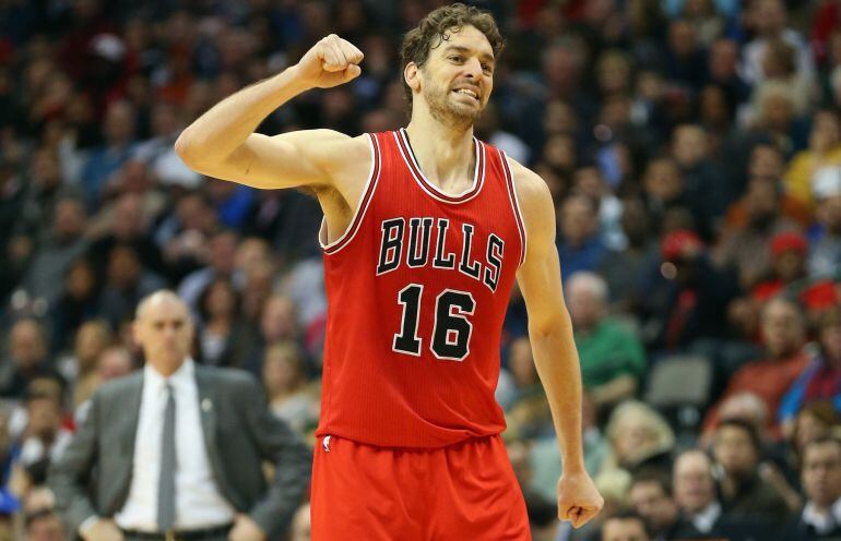 El jugador de los Chicago Bulls sonríe tras lograr una canasta en un partido de la NBA 