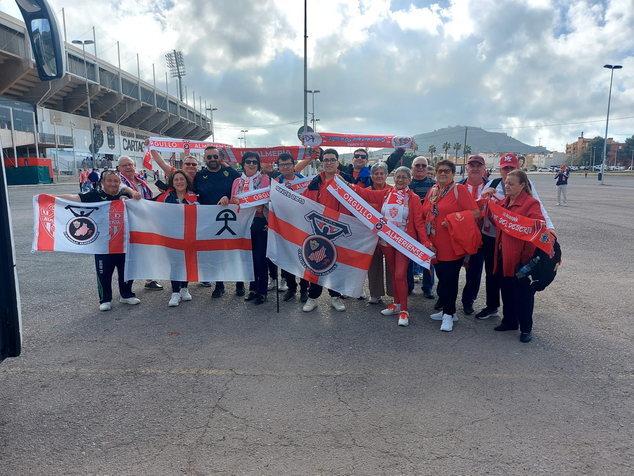 La Peña Orgullo Almeriense en la previa del Cartagena-Almería.