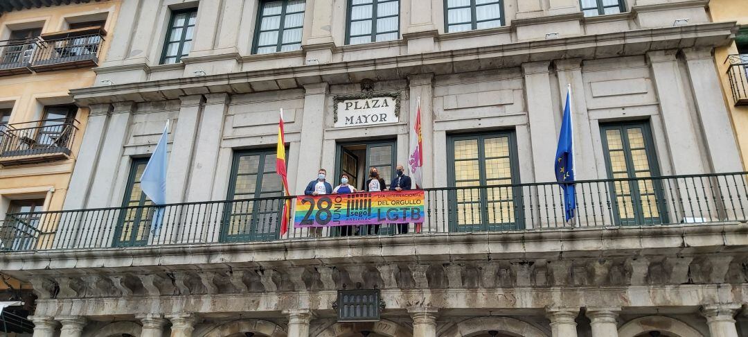 Pancarta LGTBI que cuelga desde el Ayuntamiento con la Alcaldesa y el Presidente de Segoentiende, y concejales