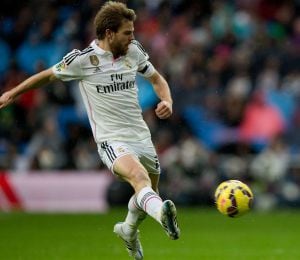 MADRID, SPAIN - JANUARY 31: Sergio Canales (R) Real Sociedad de Futbol competes for the ball with Asier Illarramendi (L) of Real Madrid CF during the La Liga match between Real Madrid CF and Real Sociedad de Futbol at Estadio Santiago Bernabeu on January 31, 2015 in Madrid, Spain. (Photo by Gonzalo Arroyo Moreno/Getty Images)